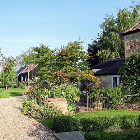 Wrens Nest Villa Chippenham  Exterior photo
