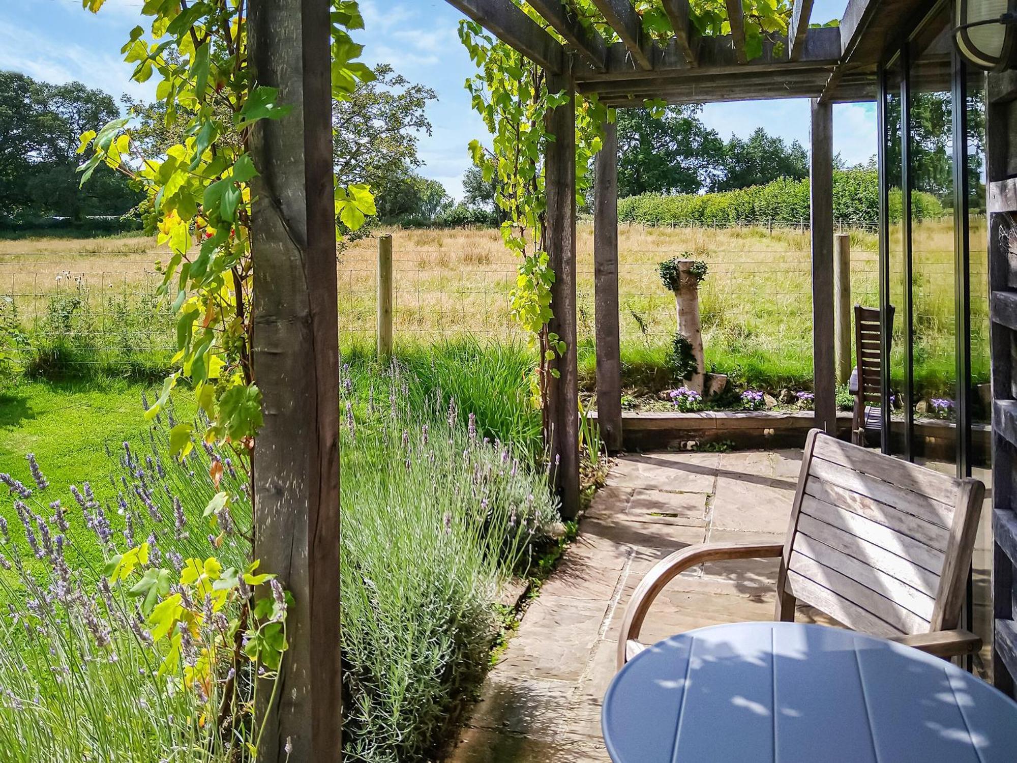 Wrens Nest Villa Chippenham  Exterior photo