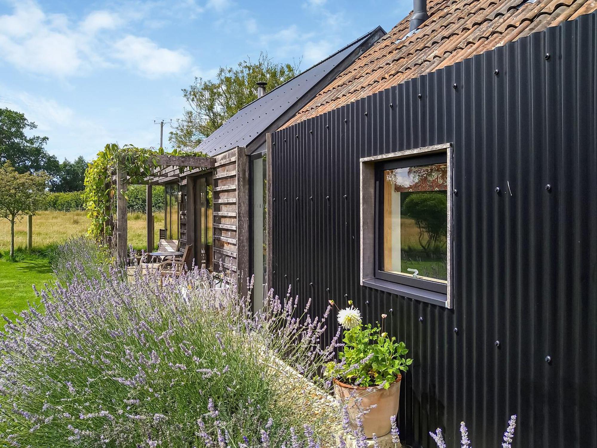 Wrens Nest Villa Chippenham  Exterior photo