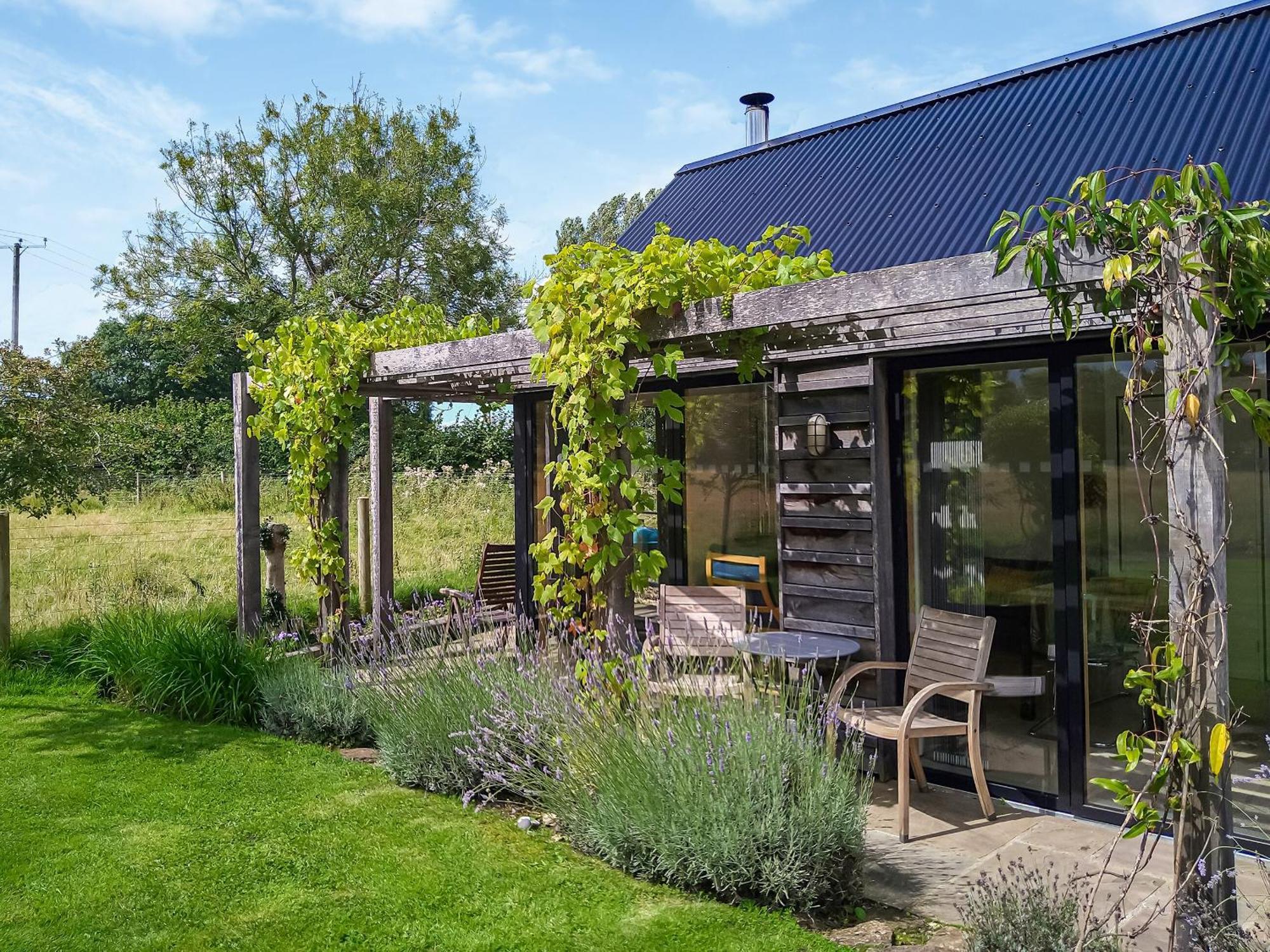 Wrens Nest Villa Chippenham  Exterior photo