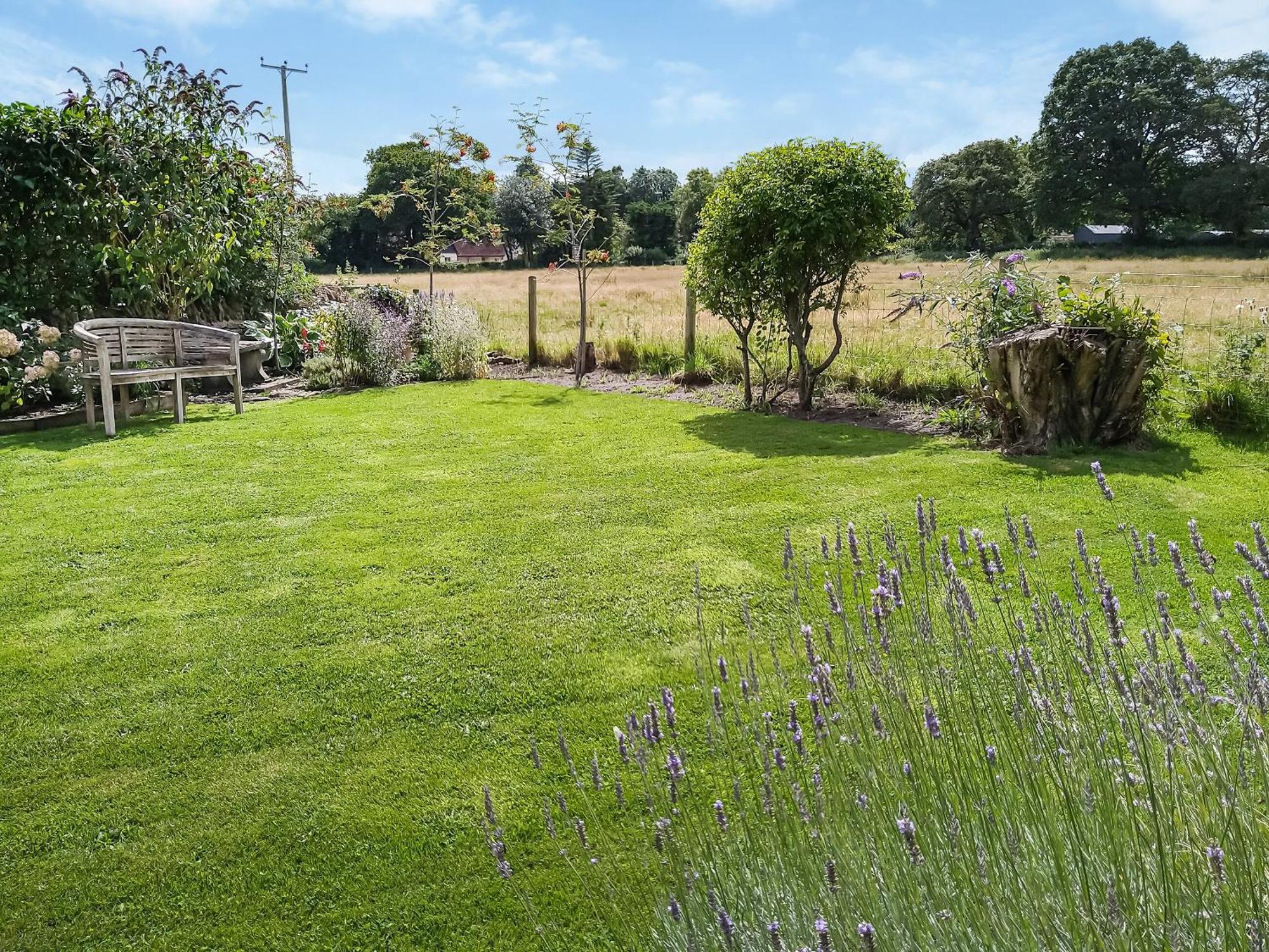 Wrens Nest Villa Chippenham  Exterior photo