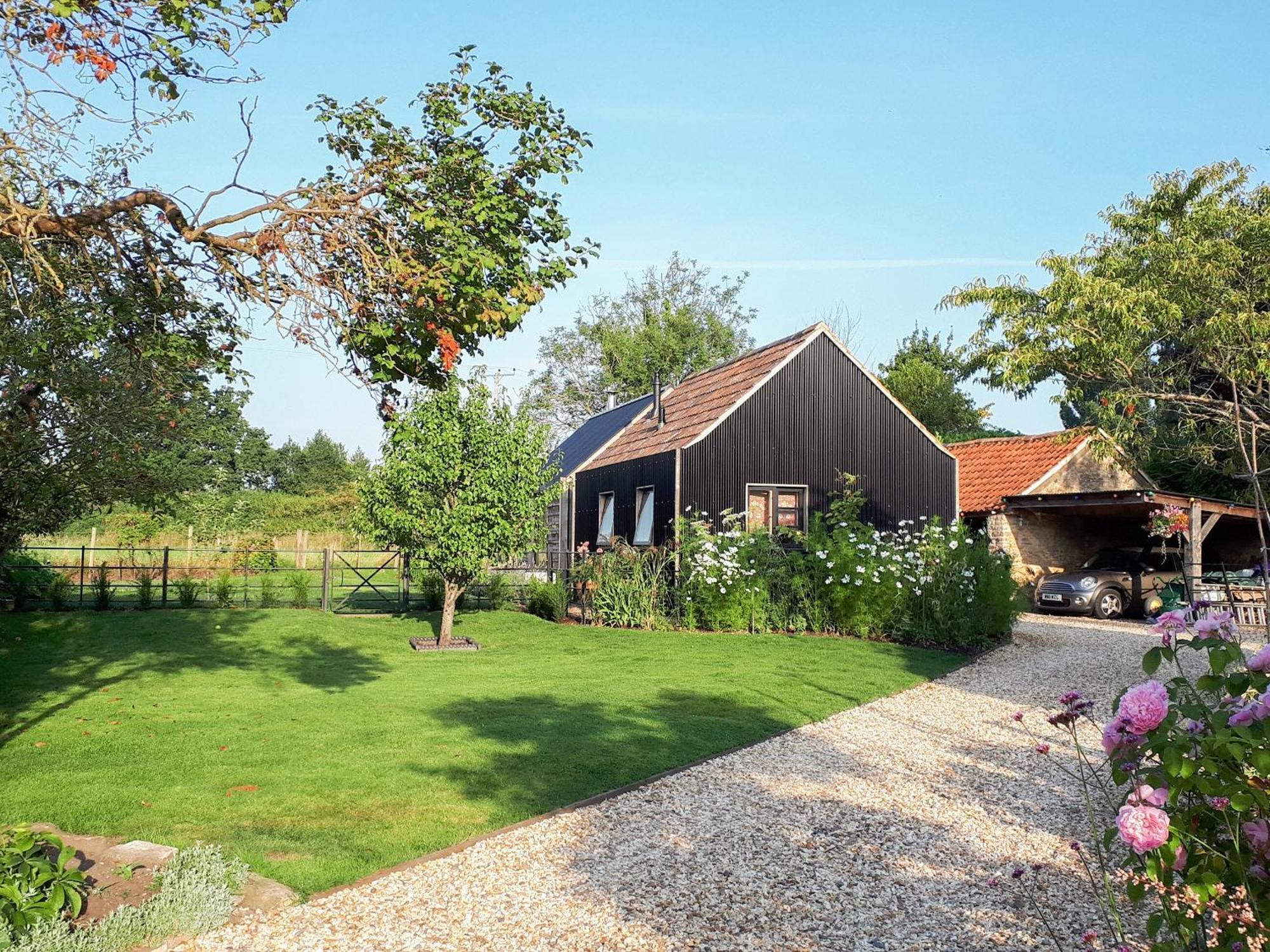 Wrens Nest Villa Chippenham  Exterior photo